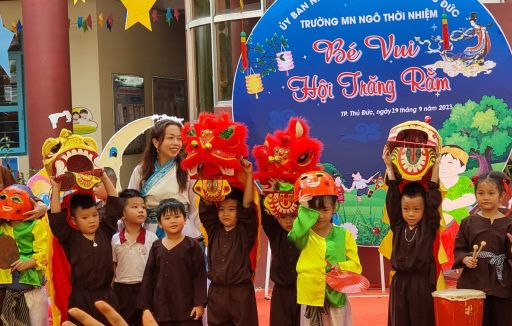 Bé vui hội trăng rằm năm 2023