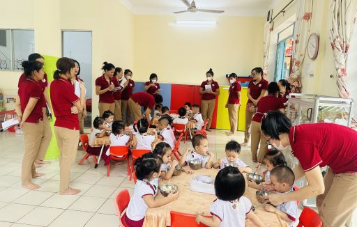 Dự giờ trao đổi kinh nghiệm về việc tổ chức giờ ăn cho trẻ ngày 15/11/2023