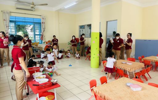 Dự giờ trao đổi kinh nghiệm về việc tổ chức giờ ăn cho trẻ ngày 15/11/2023