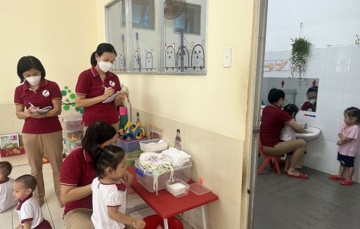 Dự giờ trao đổi kinh nghiệm về việc tổ chức giờ ăn cho trẻ ngày 15/11/2023