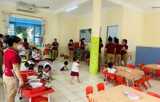 Dự giờ trao đổi kinh nghiệm về việc tổ chức giờ ăn cho trẻ ngày 15/11/2023