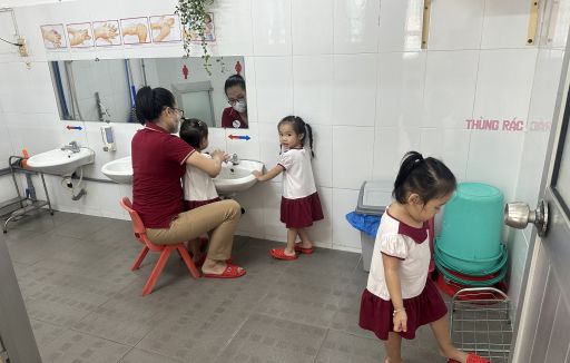 Dự giờ trao đổi kinh nghiệm về việc tổ chức giờ ăn cho trẻ ngày 15/11/2023