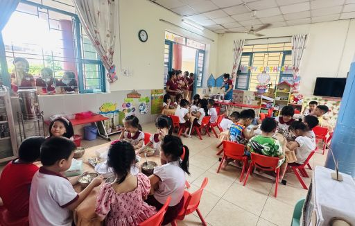 Dự giờ trao đổi kinh nghiệm về việc tổ chức giờ ăn cho trẻ ngày 15/11/2023