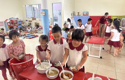 Dự giờ trao đổi kinh nghiệm về việc tổ chức giờ ăn cho trẻ ngày 15/11/2023