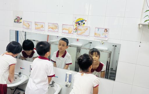 Dự giờ trao đổi kinh nghiệm về việc tổ chức giờ ăn cho trẻ ngày 15/11/2023