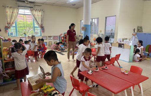 Dự giờ trao đổi kinh nghiệm về việc tổ chức giờ ăn cho trẻ ngày 15/11/2023