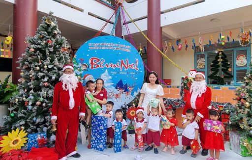 Bé vui Noel năm 2023