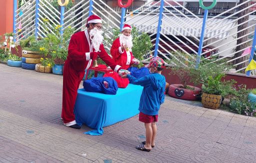 Bé vui Noel năm 2023