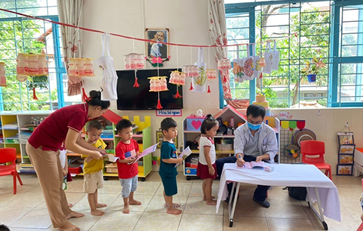 Trường Mầm non Ngô Thời Nhiệm phối hợp với Công ty cổ phần Bệnh viện Y dược Sài Gòn tổ chức khám sức khỏe đầu năm cho học sinh năm 2023